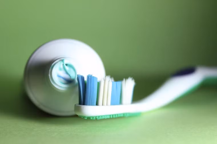 Sử dụng kem đánh răng có fluoride: Nha sĩ Lana Rozenberg ở Mỹ khuyên bạn nên đọc nhãn kem đánh răng để đảm bảo nó có chứa fluoride. "Kem đánh răng chứa fluor bảo vệ răng khỏi sự khử khoáng, đó là khi vi khuẩn trong miệng kết hợp với đường để tạo ra axit", cô nói. "Axit này có thể làm mòn men răng và làm hỏng răng của chúng ta".
