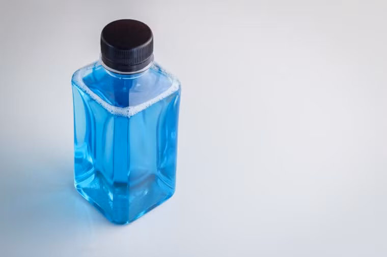 Sử dụng nước súc miệng: Hãy súc miệng với nước súc miệng có chất fluoride để làm sạch tất cả các ngóc ngách trong miệng, theo khuyến cáo từ nha sĩ. Nước súc miệng giúp bảo vệ men răng (điều đó đặc biệt hữu ích nếu bạn có răng nhạy cảm).