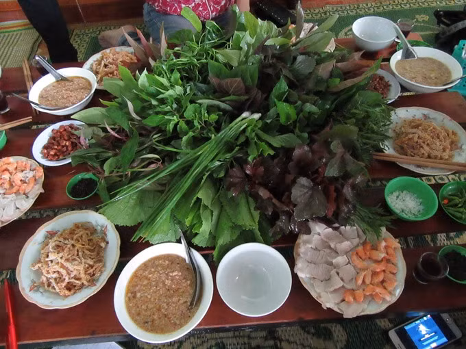Bên cạnh đó, mâm gỏi lá còn có thêm các loại lá dễ tìm hơn như chùm ruột, ngũ gia bì, lá sung, lá ổi, lá xoài, đinh lăng, càng cua, tía tô, lá mơ, lá cải…