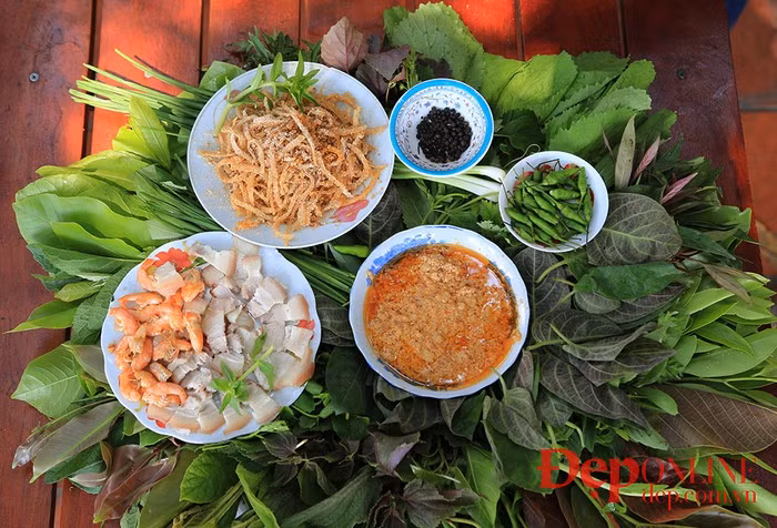  Gỏi lá Kom Tum sẽ đưa thực khách đến gần hơn với đặc trưng của văn hóa ẩm thực Tây Nguyên vì khi ăn từ việc chọn lá, lấy thức ăn kèm và cuốn gỏi phải dùng tay mới đúng điệu.