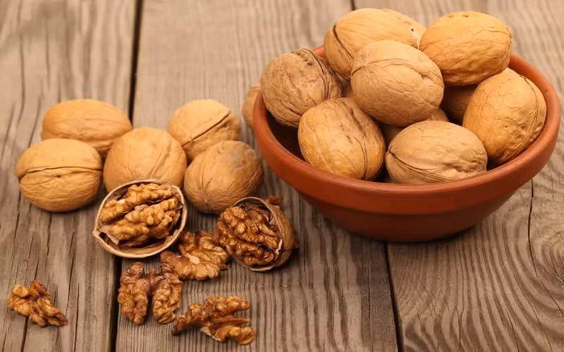 Cải thiện quá trình trao đổi chất: Quả óc chó rất giàu loại khoáng chất thiết yếu như kẽm, đồng, kali, mangan, canxi, magie, selen, sắt, giúp tăng cường và cải thiện quá trình trao đổi chất.