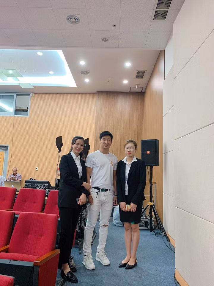 Ngọc Quỳnh diện cả "cây" trắng trông cực kỳ trẻ trung và nam tính.