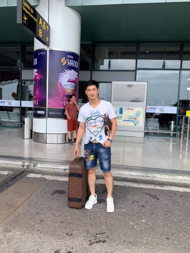 Dù đã là bố 2 con nhưng Ngọc Quỳnh vẫn sở hữu vẻ ngoài trẻ trung và cách ăn mặc nam tính.
