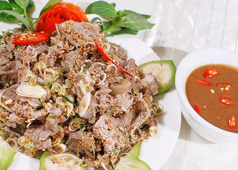 Tái dê Hoa Lư: Thịt dê ở đây thì ngon miễn bàn, món nào chế biến từ dê cũng đều hấp dẫn không thể chối từ. Món tái dê là món ngon nhất, đứng đầu bảng. Thịt dê săn chắc, ít mỡ, thịt thơm ngon được gói trong lá sung để tạo vị bùi, ăn kèm còn có khế chua, chuối chát. Vì vậy, món ăn này có vị chát, chua, bùi và cả vị thơm ngọt.