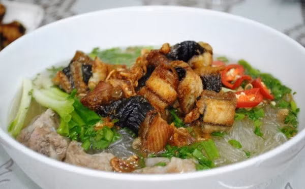 Miến lươn: Lươn ở Ninh Bình được dùng làm miến phải là loại lươn cốm, lưng nâu hồng, bụng vàng rộm, con hơi nhỏ nhưng thịt rất thơm và săn chắc. Miến lươn thường ăn kèm hoa chuối để làm nên vị thanh dịu, không bị tanh. Nước dùng của miến rất đặc biệt, được nấu từ chính xương lươn nên rất đậm vị, đặc sánh và vô cùng thơm ngon.