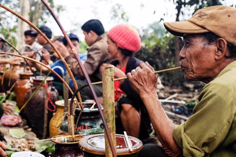 Rượu cần Nho Quan: Đây là một món đặc sản của người dân tộc Mường ở vùng Nho Quan, được người dân nơi đây nấu rất cẩn thận và tỉ mỉ. Để làm được rượu cần, người ta sẽ nấu gạo nếp trộn với men được ủ trong những vại lớn. Thời gian ủ nếp là ít nhất 3 tháng. Rượu cần ở Nho Quan sau khi được làm thủ công sẽ được đóng vào các chai thủy tinh hoặc các vo đất và nút chặt bằng lá chuối đem bán.
