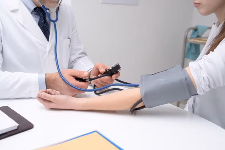 Tăng huyết áp: Mối liên quan giữa tăng huyết áp và đột quỵ là một trong những mối liên quan chặt chẽ nhất trong tất cả các yếu tố nguy cơ. Giảm huyết áp sẽ giúp giảm nguy cơ đột quỵ.