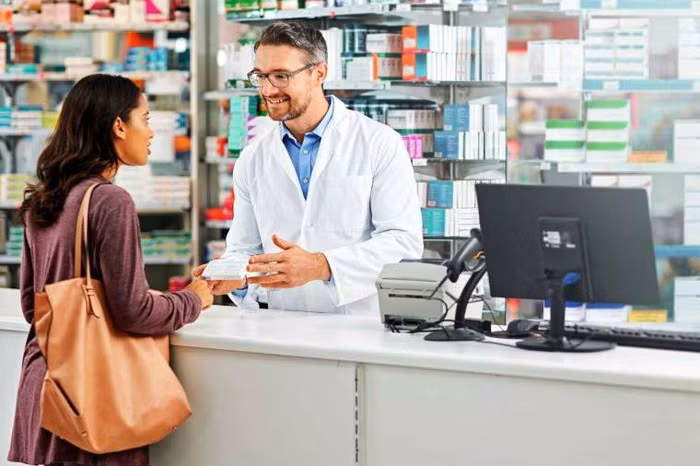 Uống nhiều thuốc: Tạp chí Dược phẩm lâm sàng của Anh đã công bố một nghiên cứu rằng việc sử dụng thuốc giảm đau trong khoảng thời gian dài sẽ ảnh hưởng đến chức năng giải độc gan, gây tổn thương gan. Ảnh: RD, Internet.