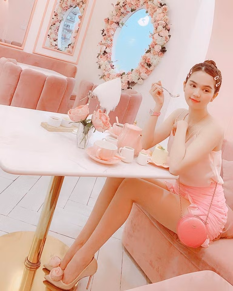 Là một trong những cô nàng chịu chi nhất nhì showbiz Việt, Ngọc Trinh cũng sắm loạt túi xách nhỏ xinh mới để thể hiện sự sành điệu.