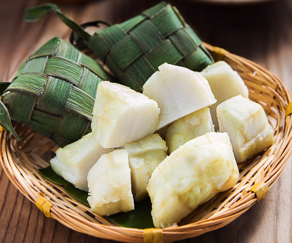 Ketupat được nấu theo nhiều cách khác nhau tùy vào loại gạo, tuy nhiên hai loại phổ biến nhất là ketupat nasi và ketupat pulut. Ketupat nasi được làm từ gạo tẻ và được bao trong lá dừa tạo thành hình vuông còn ketupat pulut làm từ gạo nếp và thường được bao trong một hình tam giác bằng cách sử dụng lá cọ licuala. Ảnh: Internet. 