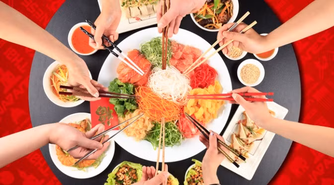 Người dân Malaysia thêm cá vào món Yu Sheng để cầu may mắn, thêm cà rốt để cầu cho phát đạt, thêm dưa leo cầu trẻ mãi không già, và thêm dầu lên trên các nguyên liệu với ngụ ý tăng may mắn, phát tài.