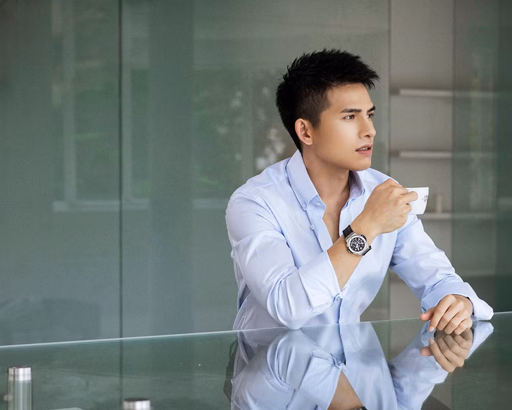 Cụ thể, giọng ca "Mong manh tình về" cho biết việc sửa mũi đến từ lời khuyên của một thầy phong thủy. Anh mong rằng chiếc mũi mới sẽ mang lại nhiều điều tích cực cho cuộc sống cũng như công việc của mình.