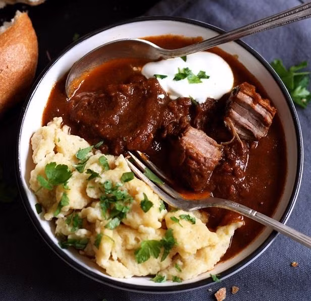 Austrian goulash có nguồn gốc từ Hungary, ngày nay món ăn này nổi tiếng ở thành phố Vienne và khắp nơi trên nước Áo. Công thức món goulash chuẩn vị Áo gồm bò hầm sốt cà chua, ăn kèm khoai tây nghiền. Goulash ngon hơn khi thưởng thức vào mùa đông cùng với một ly bia hoặc ly rượu vang đỏ Zweigelt.