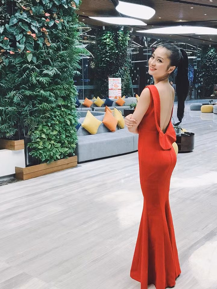 Trong phim còn có sự tham gia của Diệu Hương vào vai San, cô bạn gái cá tính của Khuê, sống chung cùng bà mẹ ghê gớm. Nhân vật San ăn mặc khá thanh lịch, nữ tính.