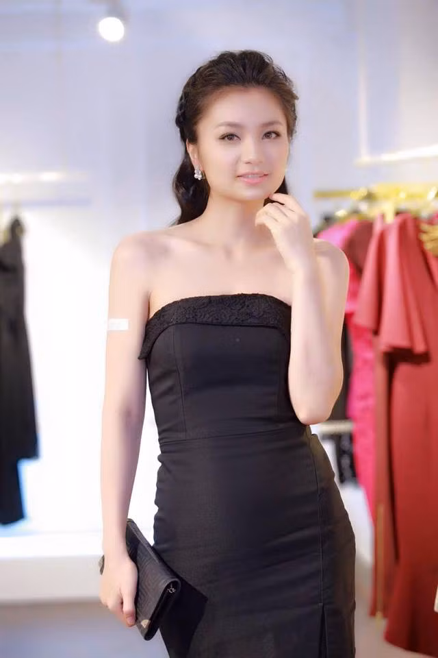 Diệu Hương Diện váy ôm sát khoe đường cong cuốn hút. Ảnh: FBNV.