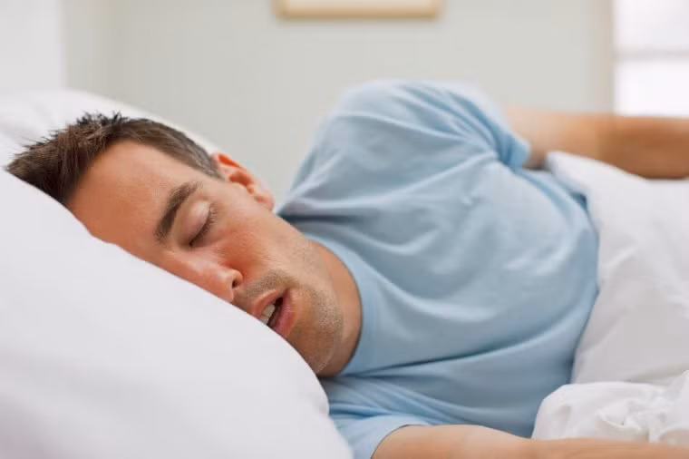 Khó thở trong giấc ngủ: Chứng ngưng thở hay khó ngủ khi ngủ thường khiến mọi người thức dậy vào giữa đêm. Điều này có liên quan đến nguy cơ đau tim hoặc rung tâm nhĩ, rối loạn nhịp tim.