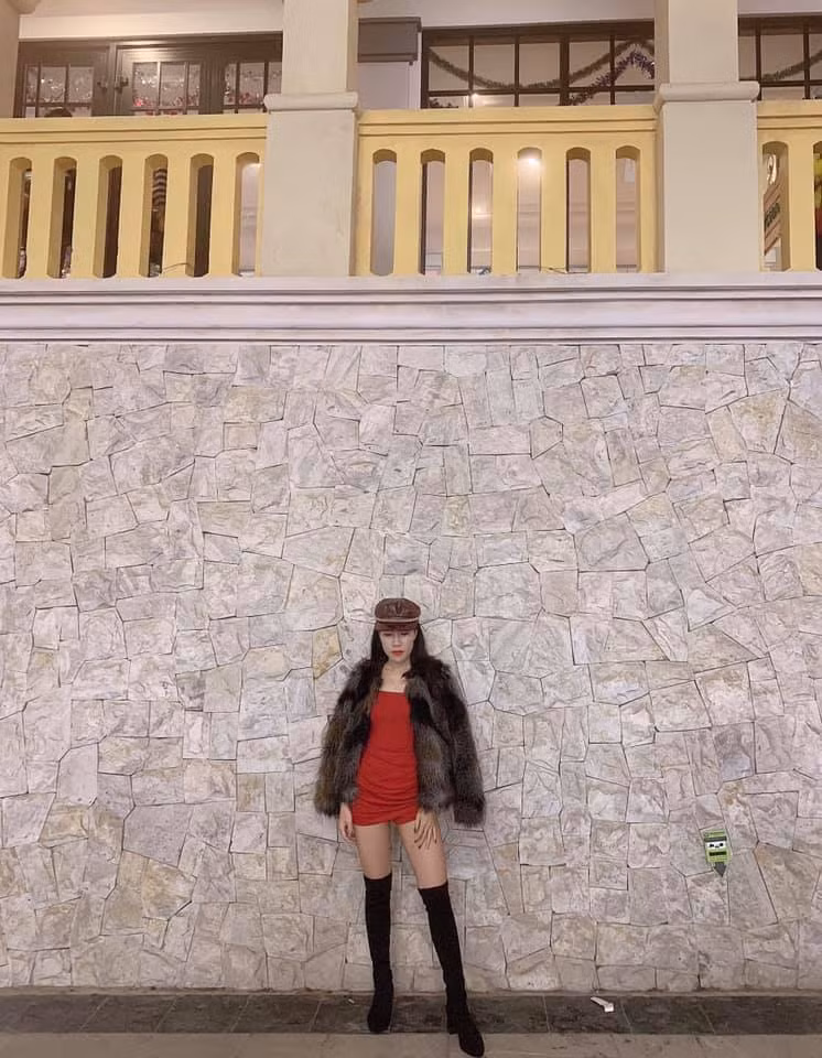 Diệu Thúy sở hữu gu thời trang sành điệu, gợi cảm.