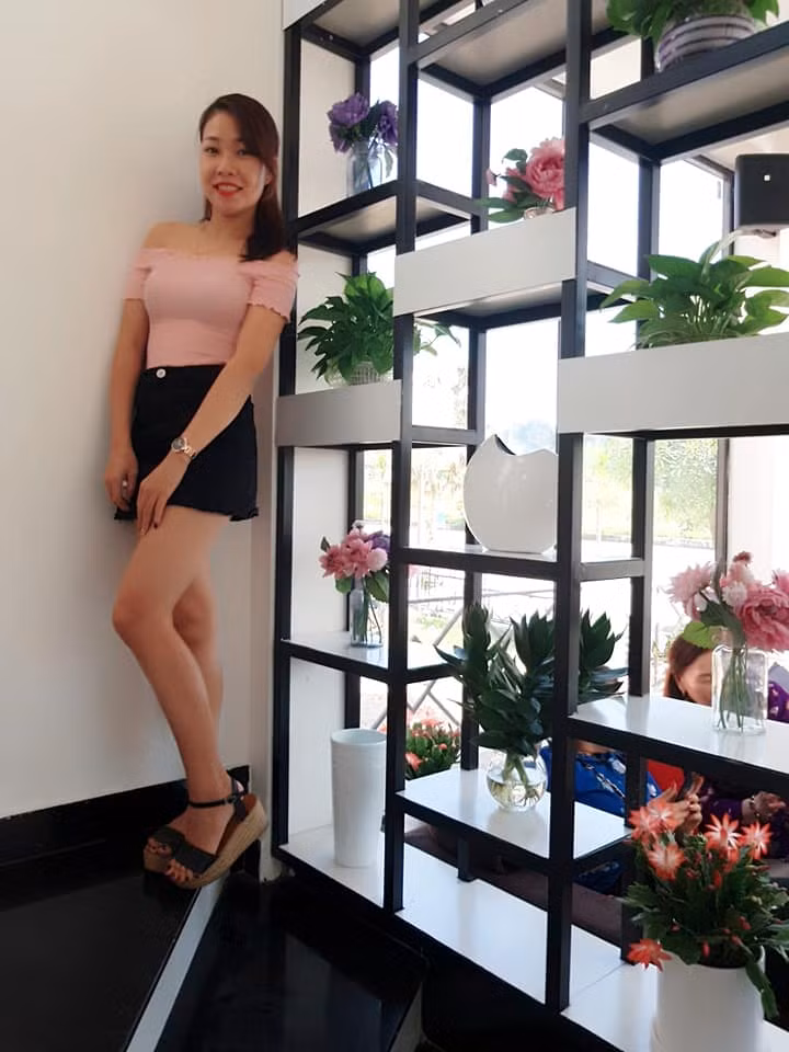 Cô phối chiếc áo hồng trễ vai phối với chân váy đen ngắn giúp Diệu Thúy trẻ trung như gái đôi mươi. Ảnh: FBNV.