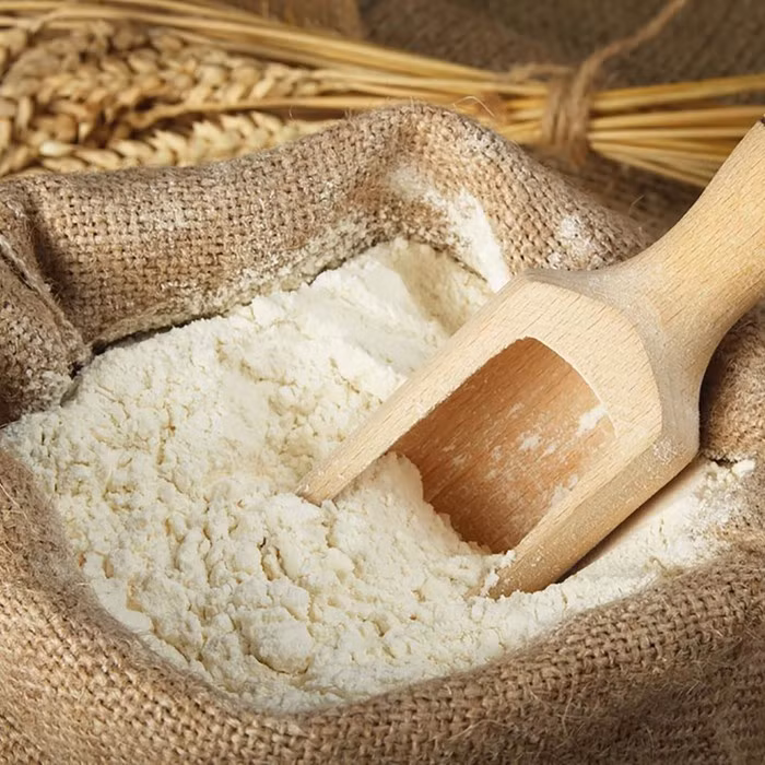 Bột mì: Trong quá trình chế biến từ lúa mì đến khi bày bán trên kệ siêu thị, bột có thể tiếp xúc với các mầm bệnh như E. coli và chỉ có thể bị loại bỏ bằng cách nấu chín.