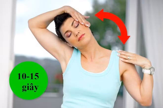 Nghiêng đầu: Bài tập cải thiện tư thế này giúp thư giãn các cơ ở cổ, vai, hạn chế đau mỏi vai, gáy, gù lưng. Cách thực hiện: Bắt đầu bằng tư thế đứng hoặc ngồi trên thảm, giữ thẳng lưng. Tay phải đặt lên tai trái rồi từ từ kéo đầu nghiêng về phía vai phải. Trong khi đó, tay trái đặt lên vai cùng hướng, kéo căng nhẹ. Giữ tư thế trong 10-15 giây rồi thả lỏng, về vị trí ban đầu và đổi bên.