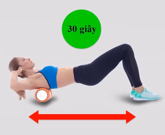 Di chuyển trên con lăn: Con lăn sẽ giúp bạn giảm đau ở cơ lưng, săn chắc vai và cải thiện tư thế tổng thể. Cách thực hiện: Đặt con lăn ở phía dưới lưng trên, trong khu vực xương bả vai. Đưa hai tay ra sau gáy, đầu gối gập, giữ thăng bằng và nâng cơ thể bằng chân. Hít vào, đẩy cơ thể để con lăn trượt từ vai xuống lưng và lăn ngược lại. Thực hiện điều này trong 30-45 giây.