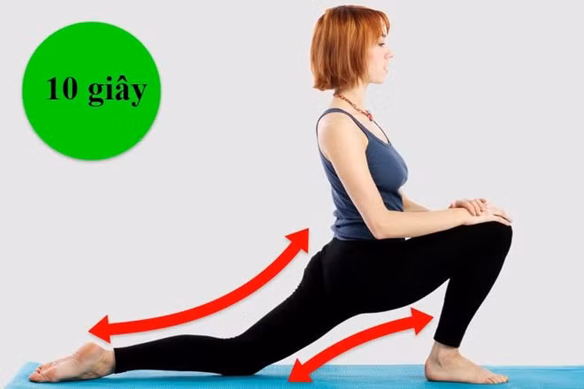 Quỳ gối duỗi hông: Tư thế này loại bỏ áp lực ở cơ xương chậu và giảm đau lưng dưới. Cách thực hiện: Quỳ trên thảm, đưa chân phải ra trước mặt và gập cong ở góc 90 độ. Chân trái hơi cong, giữ lưng thẳng. Giữ nguyên tư thế trong 10 giây rồi trở lại vị trí ban đầu. Lặp lại 10 lần cho cả hai bên.