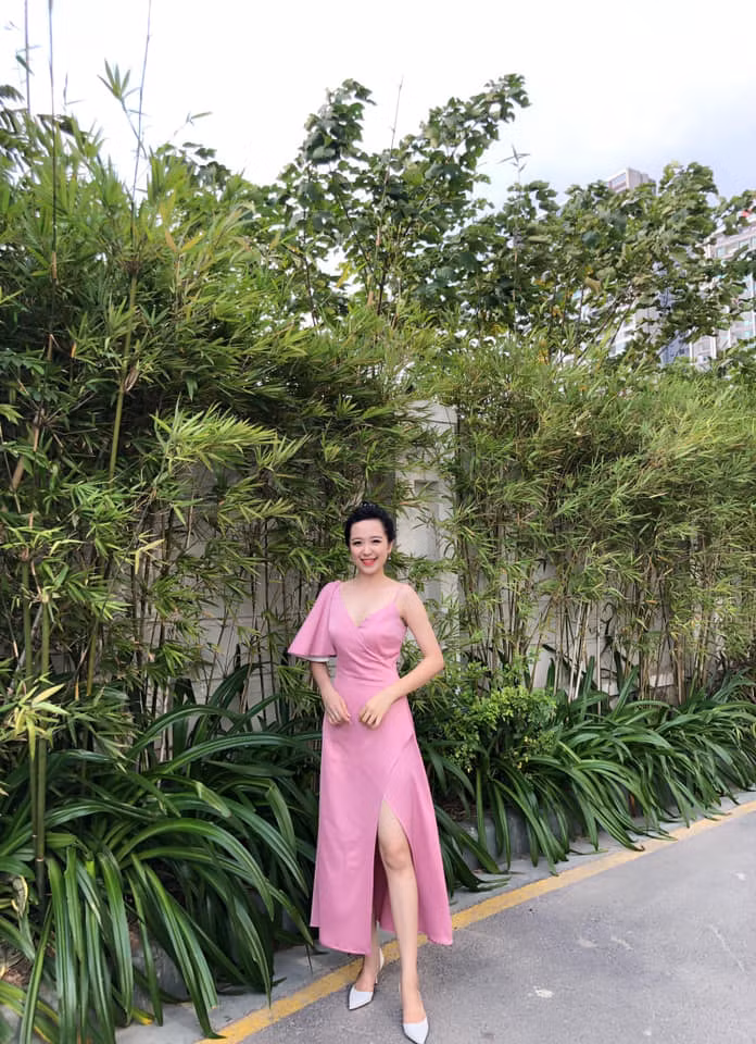 Cô "Lan" ngoài đời sành điệu trong chiếc đầm hồng sang chảnh.