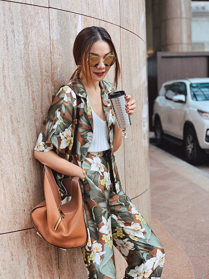 Thay vì ăn 3 bữa chính như thông thường, Thanh Hằng chia thành 5 – 6 bữa nhỏ mỗi ngày. Việc chia nhỏ các bữa ăn như vậy sẽ giúp chị tránh được cảm giác thèm ăn và ăn nhiều.