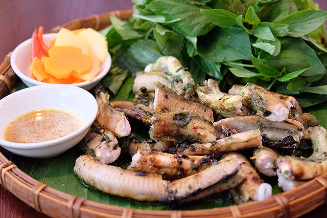 Hình dạng cá ninja trông dị hợm khác thường nhưng hương vị thì vô cùng ngon ngọt. Cá sống ở tầng đáy và được đánh bắt bằng cách câu hoặc dã cào. Hương vị đặc trưng và hiếm có nên hiện giá mỗi kg cá ninja có thể lên đến hơn 400.000 đồng, chính vì thế rất khó tìm cá ở các chợ mà chỉ có ở các nhà hàng chuyên hải sản độc lạ. Ảnh: Amthuc365.