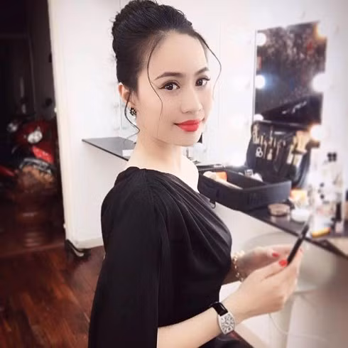 Người đẹp Sài Thành có thói quen sử dụng hàng hiệu. Cô thường xuất hiện trong trang phục của các thương hiệu nổi tiếng, chứng tỏ mức độ chịu chi của mình.