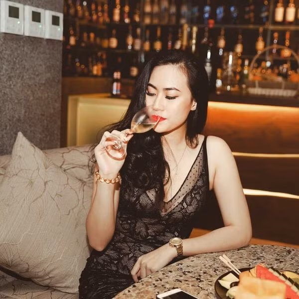 Những bộ đầm đen với phần ngực khoét sâu được hot girl này đặc biệt ưu ái.