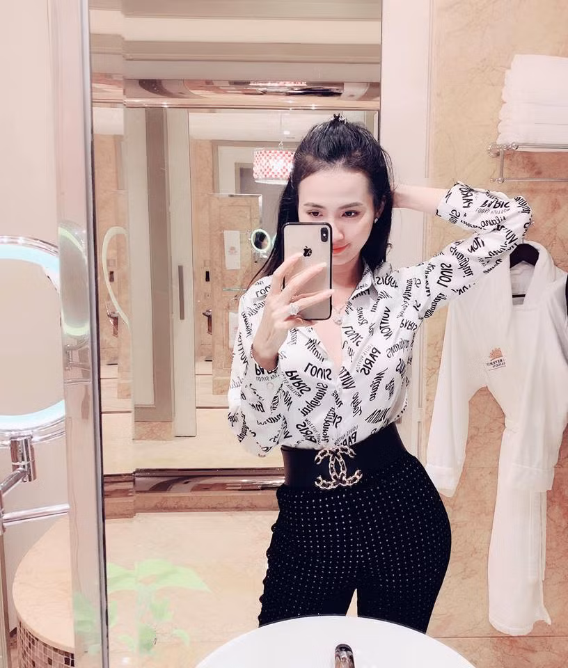Cô diện áo sơ mi tháo cúc hờ hững khoe vòng một gợi cảm.
