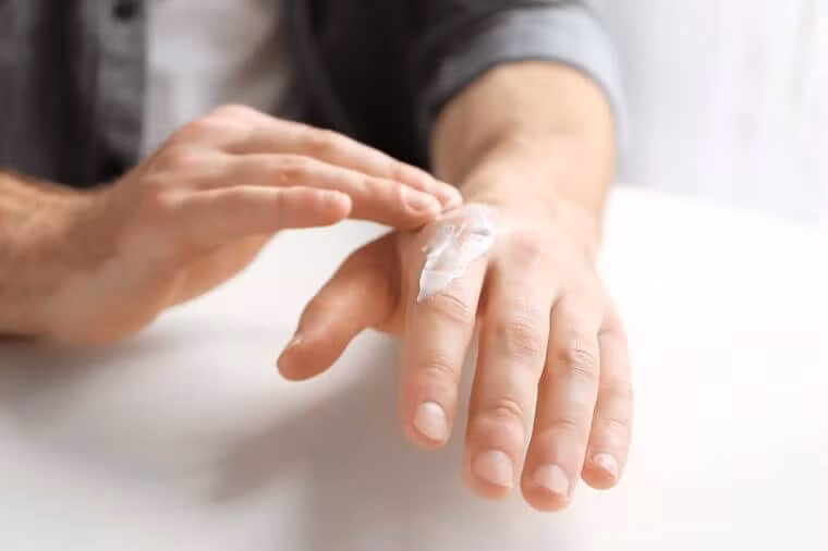 Kem dưỡng da chứa vaselin: Thay vì dùng kem dưỡng da chứa vaselin khiến da nhờn, chúng ta có thể thử dùng glycerin (như Eos Hand Lotion), kem siêu dưỡng ẩm nhưng không gây nhờn.