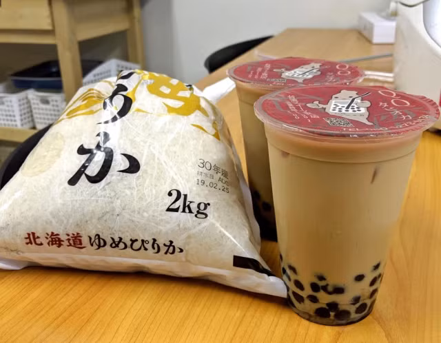 Thành phần làm món cơm trà sữa bao gồm gạo và trà sữa trân châu (vị tuỳ thích). Ông Sato là người đầu tiên nghĩ ra món ăn này nên cũng không chắc chắn về số lượng của các thành phần sử dụng. Sau khi cân nhắc, ông quyết định dùng một chén gạo và một cốc trà sữa cỡ trung bình.