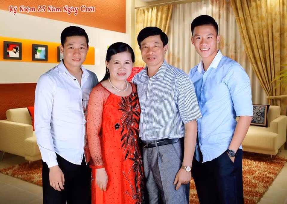 Quế Ngọc Hải trông bảnh bao khi mặc sơ mi xanh chụp ảnh cùng gia đình.