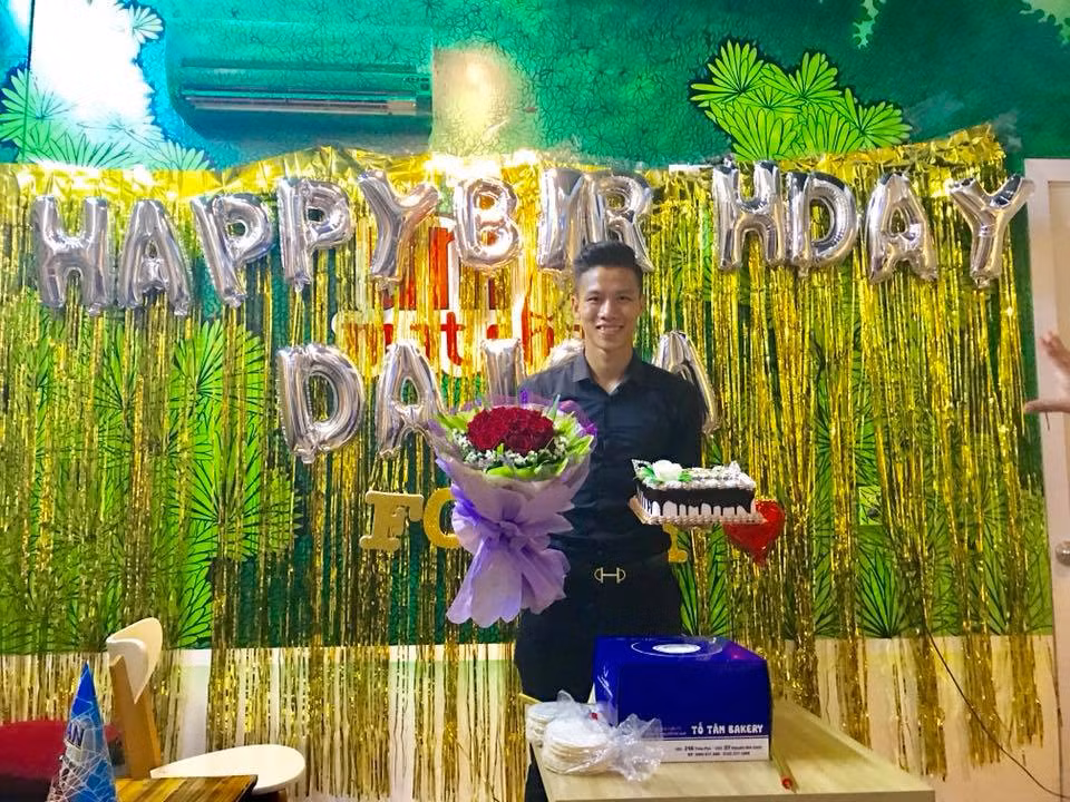 Trong ngày sinh nhật do fan tổ chức cho, cầu thủ gốc Vinh diện áo sơ mi đen lịch lãm.