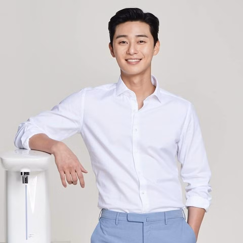 Ngoài vest, những mẫu áo sơ mi một màu cũng được nam diễn viên 8x ưa chuộng.