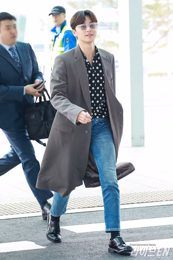 Những mẫu áo khoác bomber, cardigan, phom dáng dài hay áo phao oversized luôn được nam diễn viên ưa chuộng. Kính râm cũng là phụ kiện không thể thiếu trên mỗi set đồ của anh.