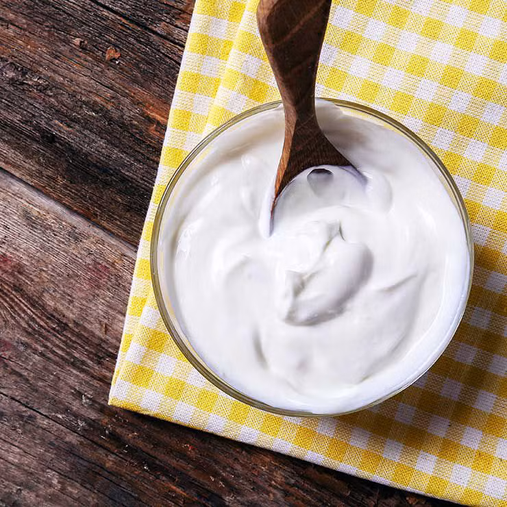 Sữa chua Hy Lạp: Thay thế sốt mayo bằng sữa chua Hy Lạp trong các món salad không chỉ giúp giảm lượng calo hấp thụ, mà còn cung cấp cho bạn một lượng lớn protein bão hòa. Chỉ 500ml sữa chua Hy Lạp đã chứa 23g protein, giúp đánh bay cơn đói và khiến bạn no lâu hơn.