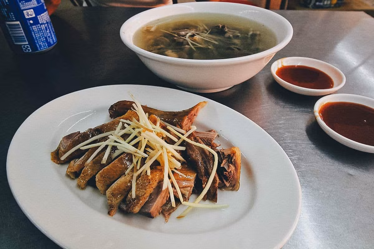 Vịt quay Bắc Kinh, vịt quay, vịt chiên giòn... là các đặc sản vịt ở Đài Loan. Vịt ở đây thịt mềm, ngon ngọt và thơm ngậy với một lớp mỡ đẹp bên dưới da, vịt được cắt lát và trình bày rất hấp dẫn.