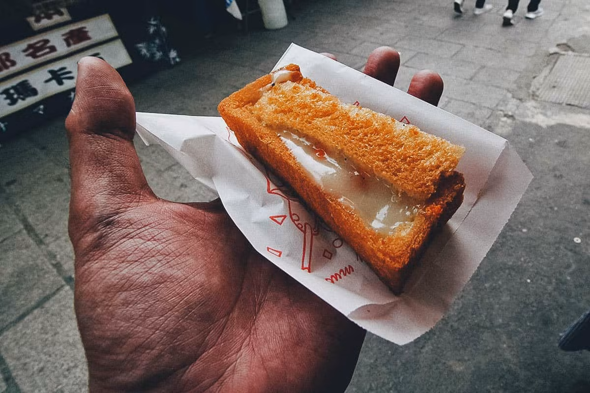 Bánh mì quan tài: Đây là một đặc sản chợ đêm của Đài Nam và Đài Bắc kể từ những năm 1940. Bánh mì quan tài về cơ bản là một miếng bánh mì rán dày mà bên trong khoét rỗng chứa đầy nhân kem, hải sản, hoặc rau cải.