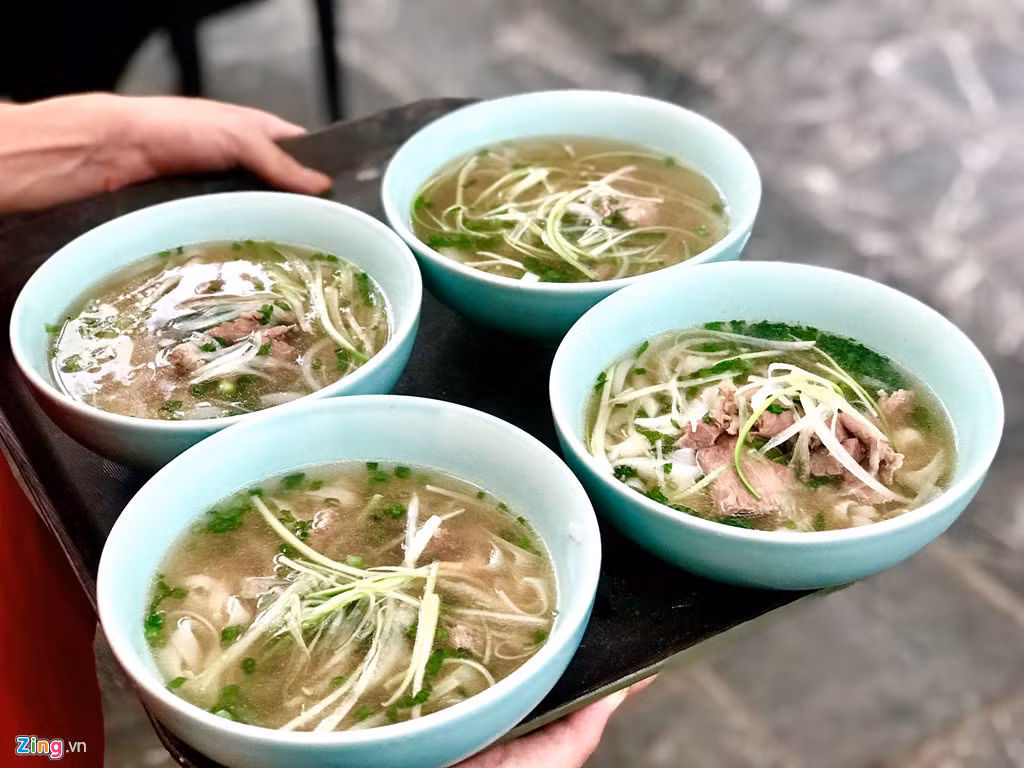 Ngày 28/2, hàng chục thành viên phái đoàn Triều Tiên đã dùng bữa trưa với món ăn thuần Việt như phở, nem cua bể. Món phở nổi tiếng của Hà Nội, với nguyên liệu chính là sợi phở, nước dùng hầm từ các loại xương cùng thịt bò, hành tươi dậy vị, cũng là lựa chọn của các vị khách. Ảnh: Zing.