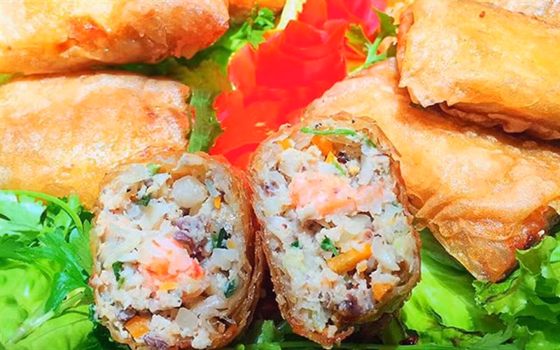 Các công đoạn chế biến món nem cua bể theo kiểu Hải Phòng cũng tương tự như đối với món nem thông thường. Ngoài nguyên liệu chính là cua bể, còn có các phụ liệu khác bao gồm: tôm tươi bóc vỏ chẻ đôi, thịt băm, mộc nhĩ, miến cắt khúc nhỏ, giá, hành tím, lòng đỏ trứng... Tất cả trộn đều với gia vị rồi đem gói và rán giòn. Ảnh: Cooky.