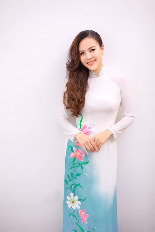 Ngọc Crystal Eye dịu dàng trong tà áo dài.