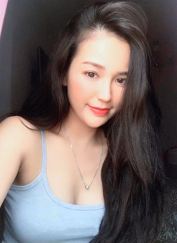 Gu thời trang của Hồng Nhung rất gợi cảm, giúp tôn được vòng 1 lớn và đường cong cơ thể mềm mại. Áo quây ngực, váy bodycon siêu ngắn hay áo 2 dây đều là những item thời trang không thể thiếu trong tủ đồ của cô.