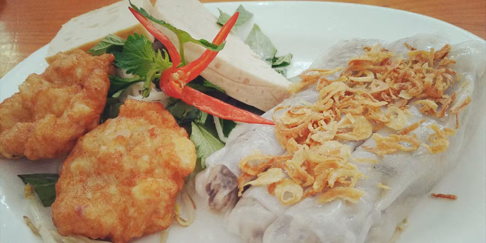 Bánh cuốn chả mực: Nghe món ăn thì có vẻ lạ tai nhưng đây là bữa sáng khá phổ biến đối với người dân Quảng Ninh. Bánh cuốn nóng được tráng bằng mỡ hành mỏng tang bên trong là thịt bằm, nấm và mộc nhĩ bên trong cùng với chả mực ăn kèm, tất cả tạo nên một hương vị vô cùng đặc biệt.