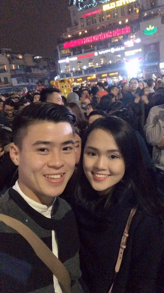 Quỳnh Anh, bạn gái cầu thủ Đỗ Duy Mạnh, chọn phong cách giản dị đi đón giao thừa cùng bạn trai.