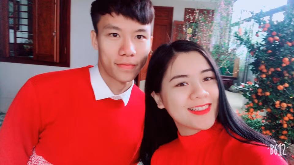 Cả hai vợ chồng cùng ton-sur-ton chói lọi.
