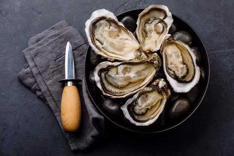 Hàu: Có rất nhiều lý do để ăn động vật có vỏ: Chúng giàu protein, ít calo và là một nguồn axit béo omega-3 tuyệt vời. Hàu cung cấp khoáng chất sắt và kẽm, rất tốt cho hệ thống miễn dịch và khả năng sinh lý của nam giới.