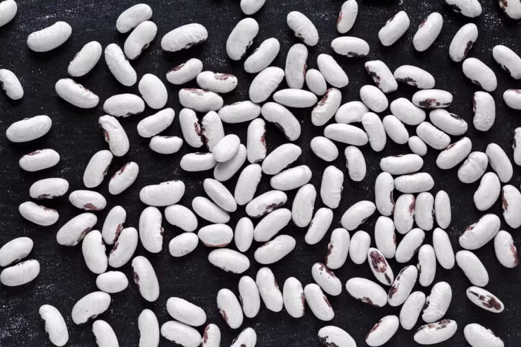 Các loại đậu là nguồn cung cấp sắt cũng như các loại vitamin. Thêm nữa, nó còn là loại thực phẩm chứa ít chất béo và bổ sung protein giúp phòng ngừa căn bệnh thiếu máu.